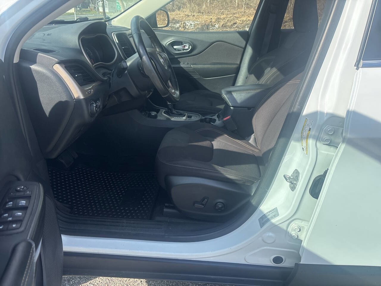 Used 2016 Jeep Cherokee Latitude w/ Cold Weather Group image 18