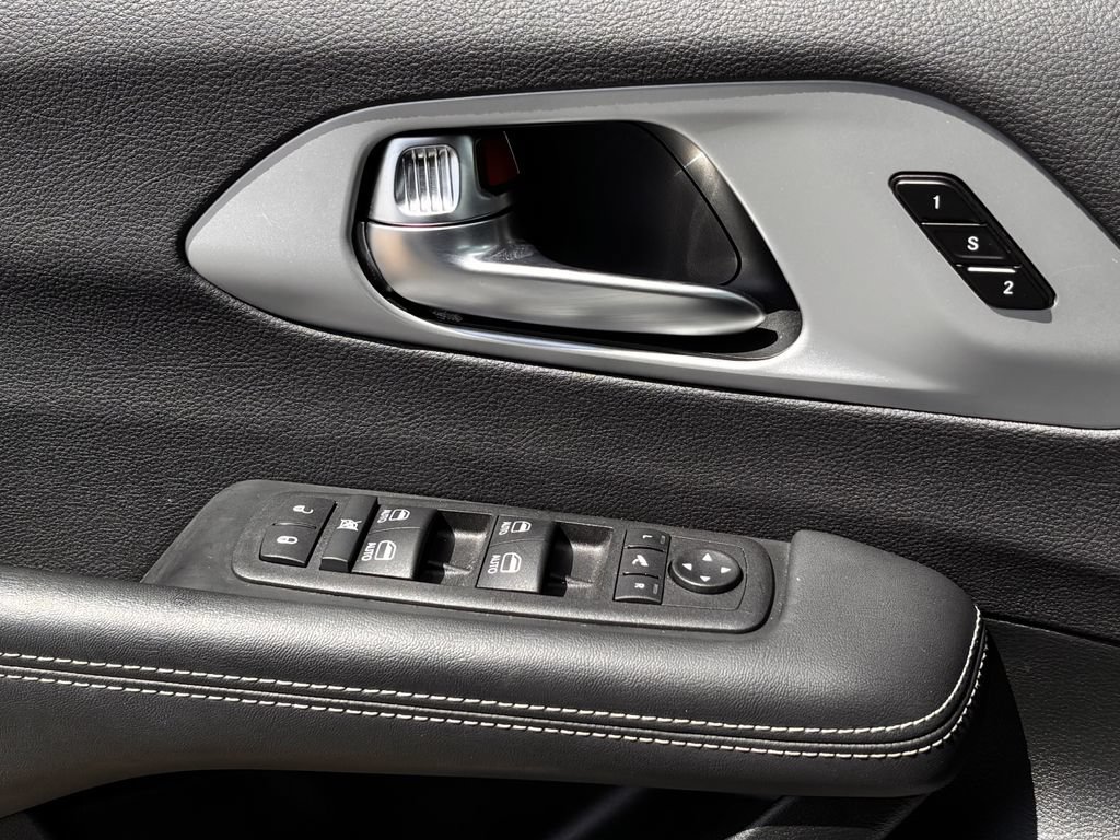 Used 2025 Chrysler Pacifica Limited FWD image 21