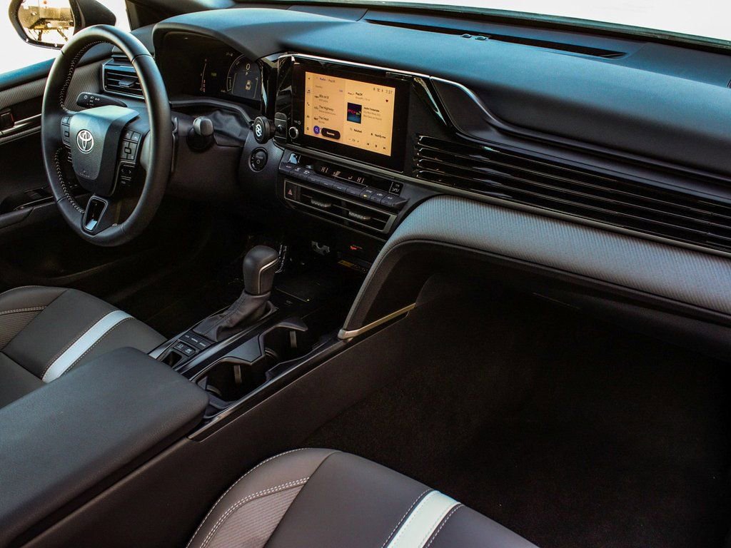 Used 2025 Toyota Camry SE image 38