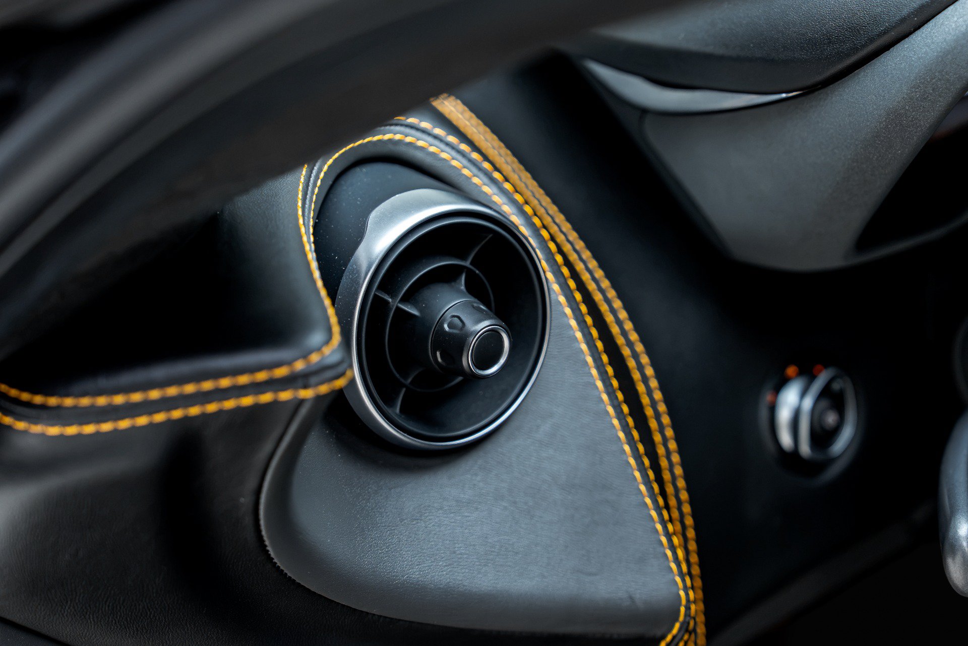 Used 2019 McLaren 600LT RWD image 41