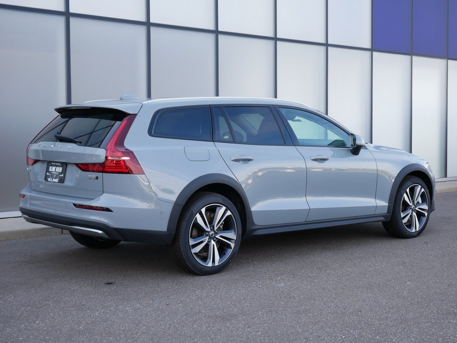 New 2026 Volvo V60 B5 Cross Country Plus w/ Climate Package AWD/4WD image 3