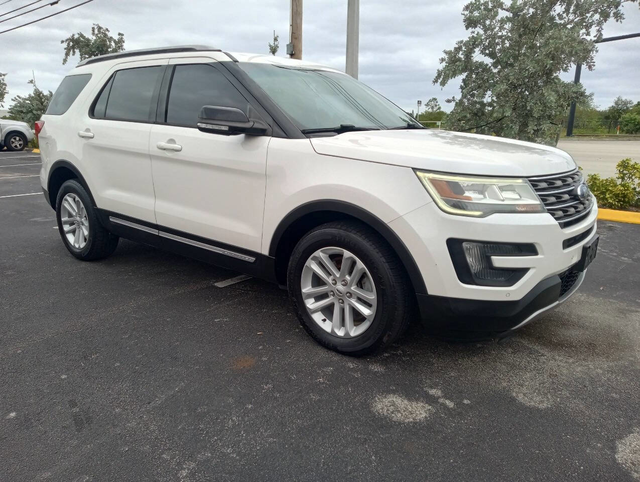 Used 2016 Ford Explorer XLT w/ Equipment Group 202A FWD image 3