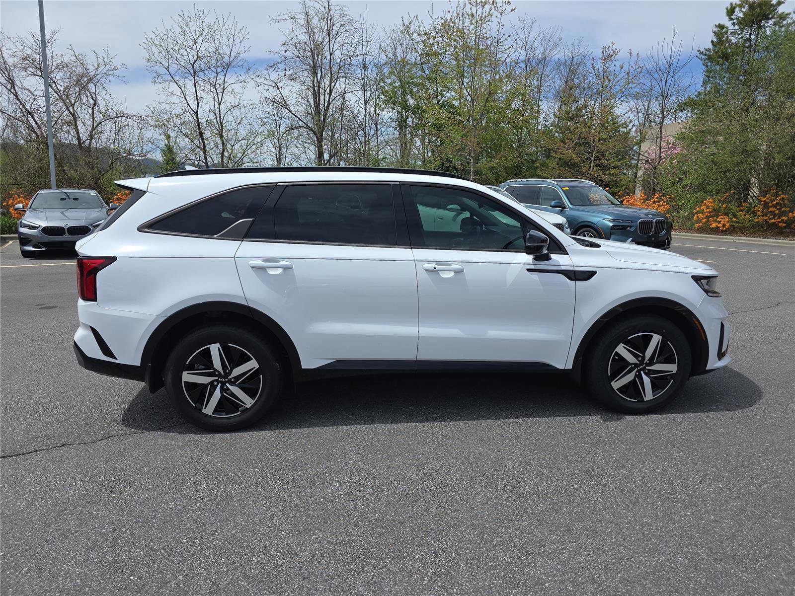 Used 2022 Kia Sorento EX w/ Panoramic Sunroof Package image 2