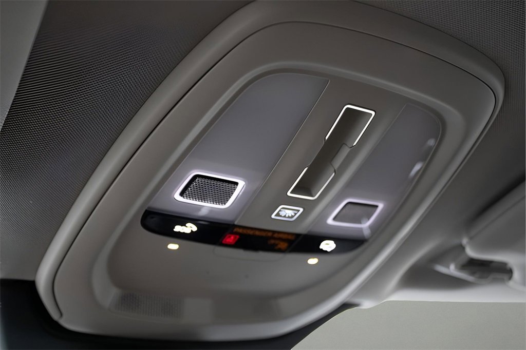 Certified 2025 Volvo XC90 T8 Plus w/ Protection Package Premier image 28