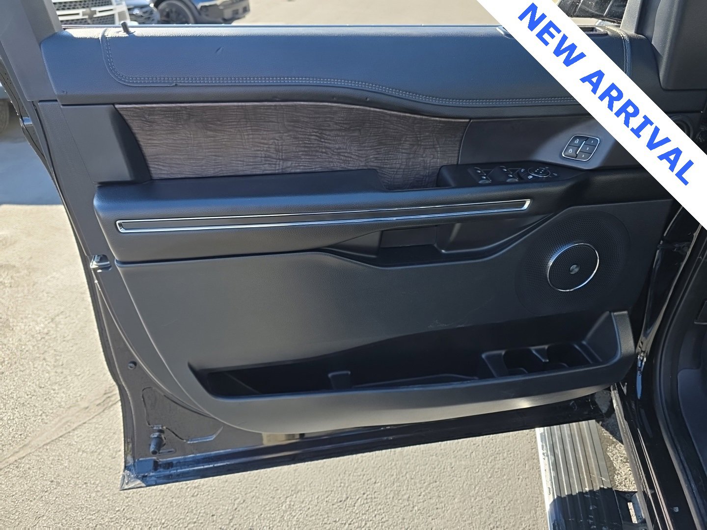 Used 2021 Ford Expedition Max Limited image 11