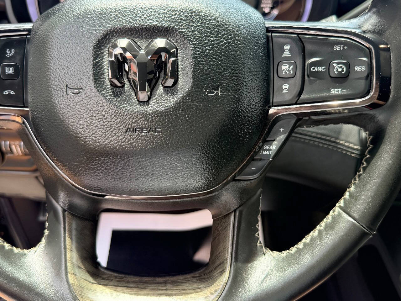 Used 2025 RAM 2500 Limited AWD/4WD image 27