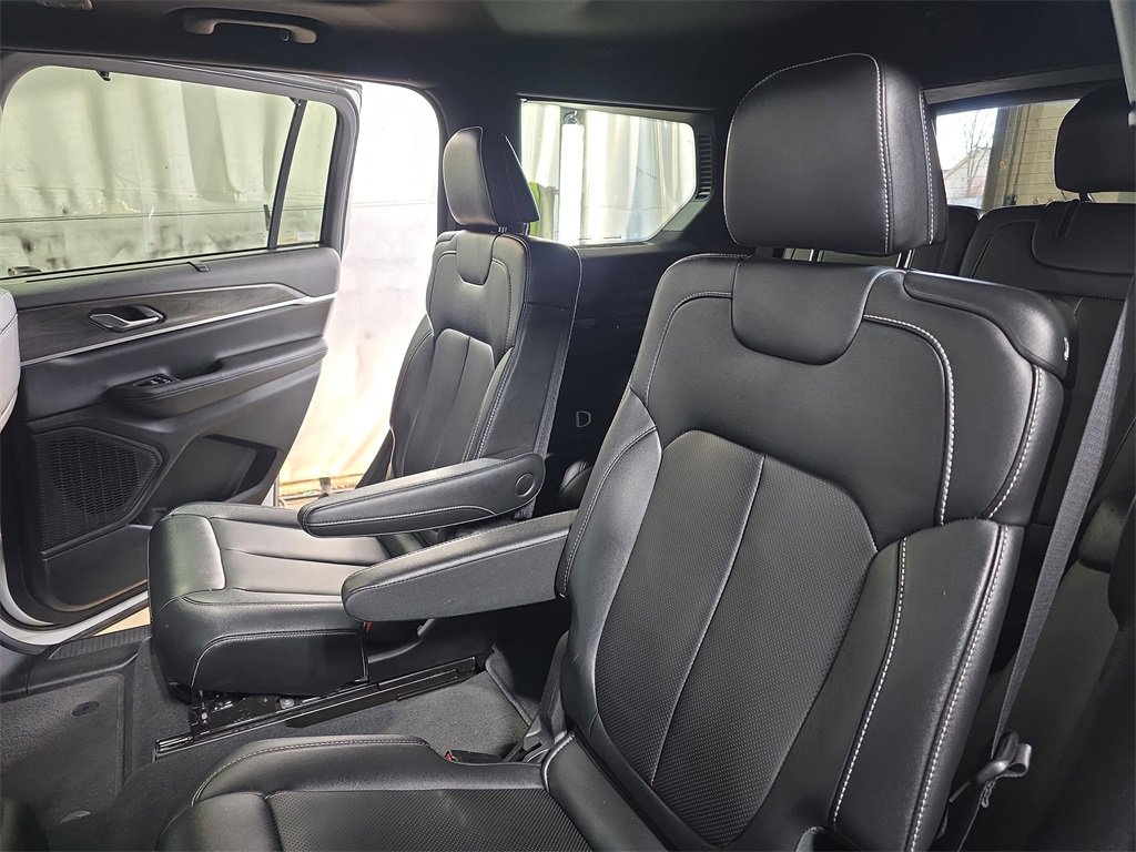 Used 2024 Jeep Grand Cherokee L Limited w/ Luxury Tech Group II image 16