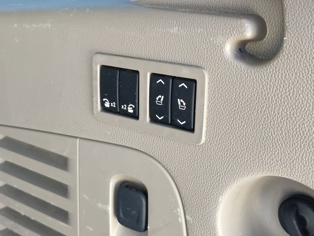 Used 2016 GMC Yukon XL SLT w/ Premium Edition image 8