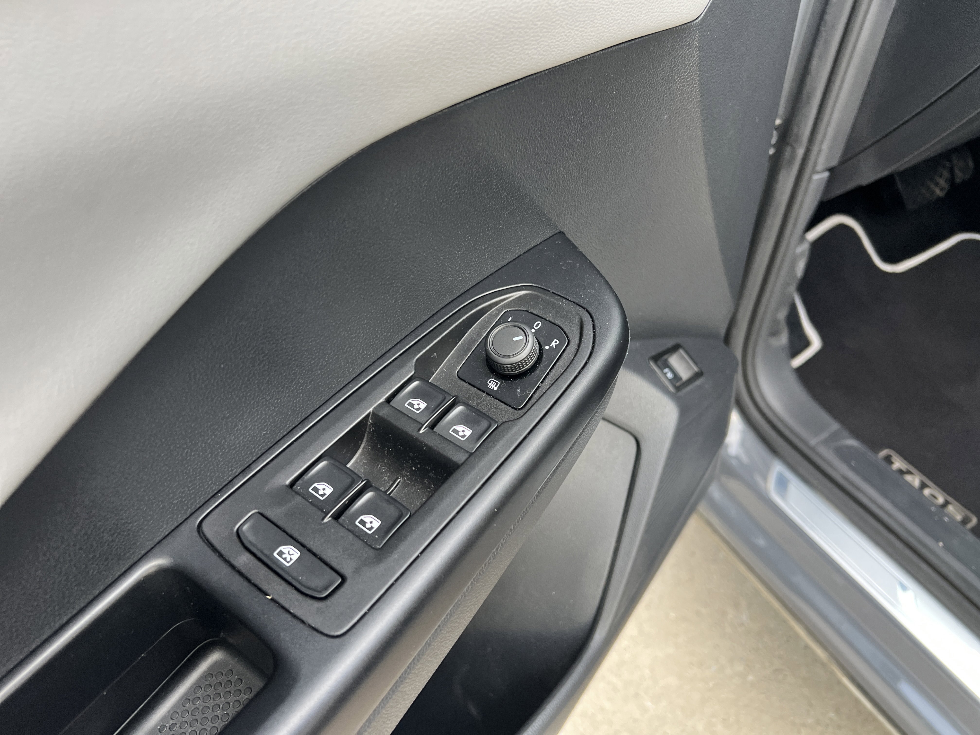Used 2023 Volkswagen Taos SE w/ Panoramic Sunroof Package FWD image 14