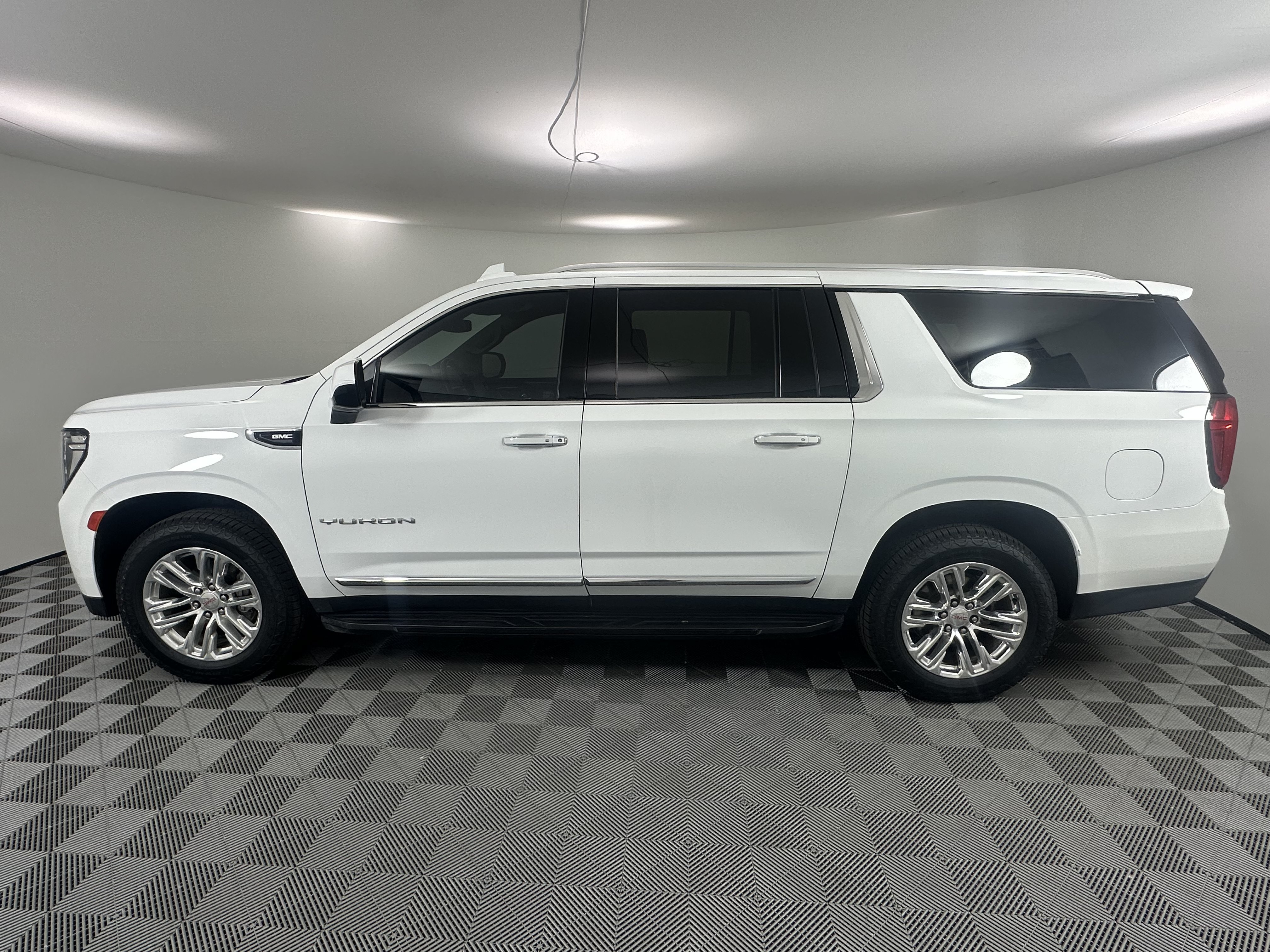 Used 2023 GMC Yukon XL SLT RWD image 2