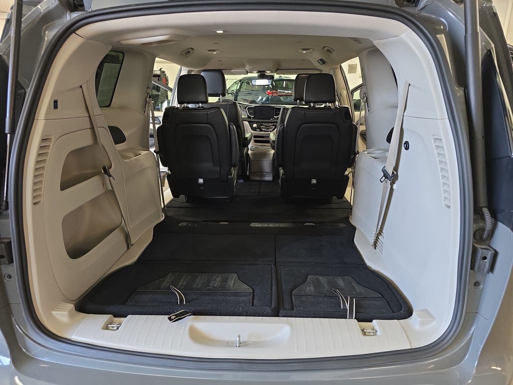 Certified 2023 Chrysler Pacifica Touring-L FWD image 14