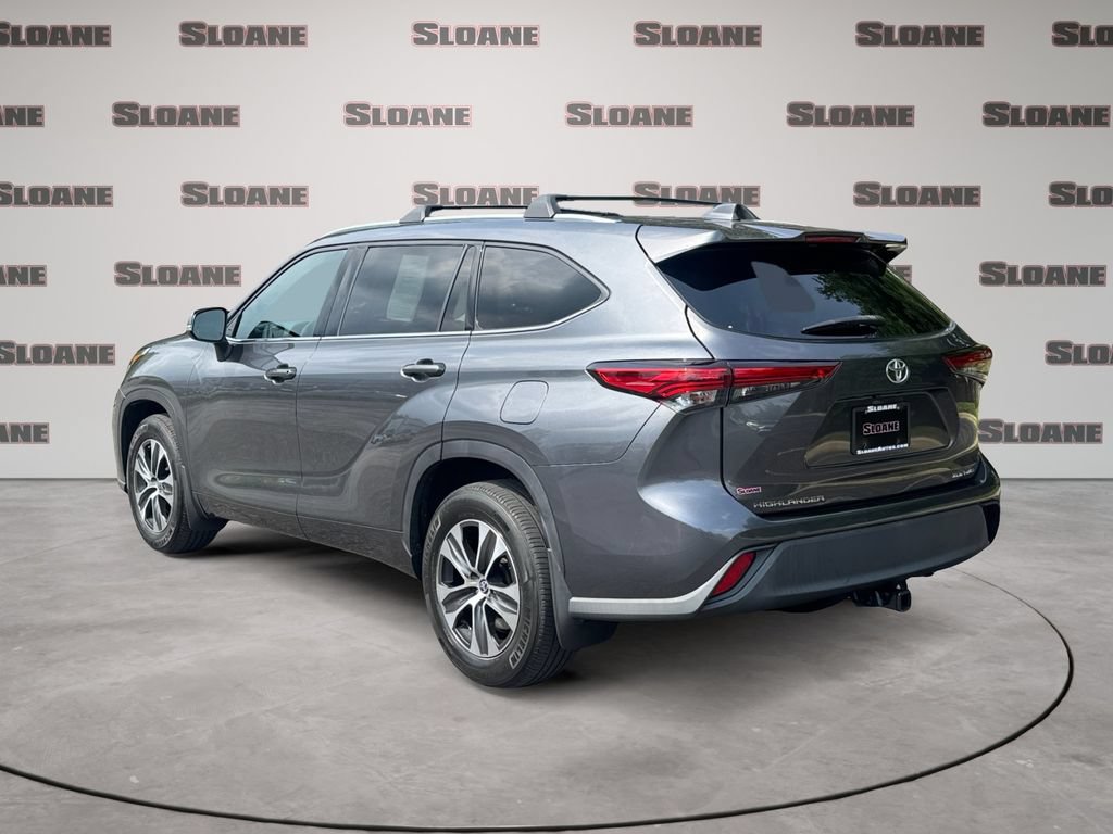 Used 2020 Toyota Highlander XLE AWD/4WD image 3