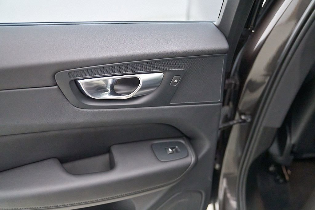 Certified 2025 Volvo XC60 B5 Plus AWD/4WD image 19