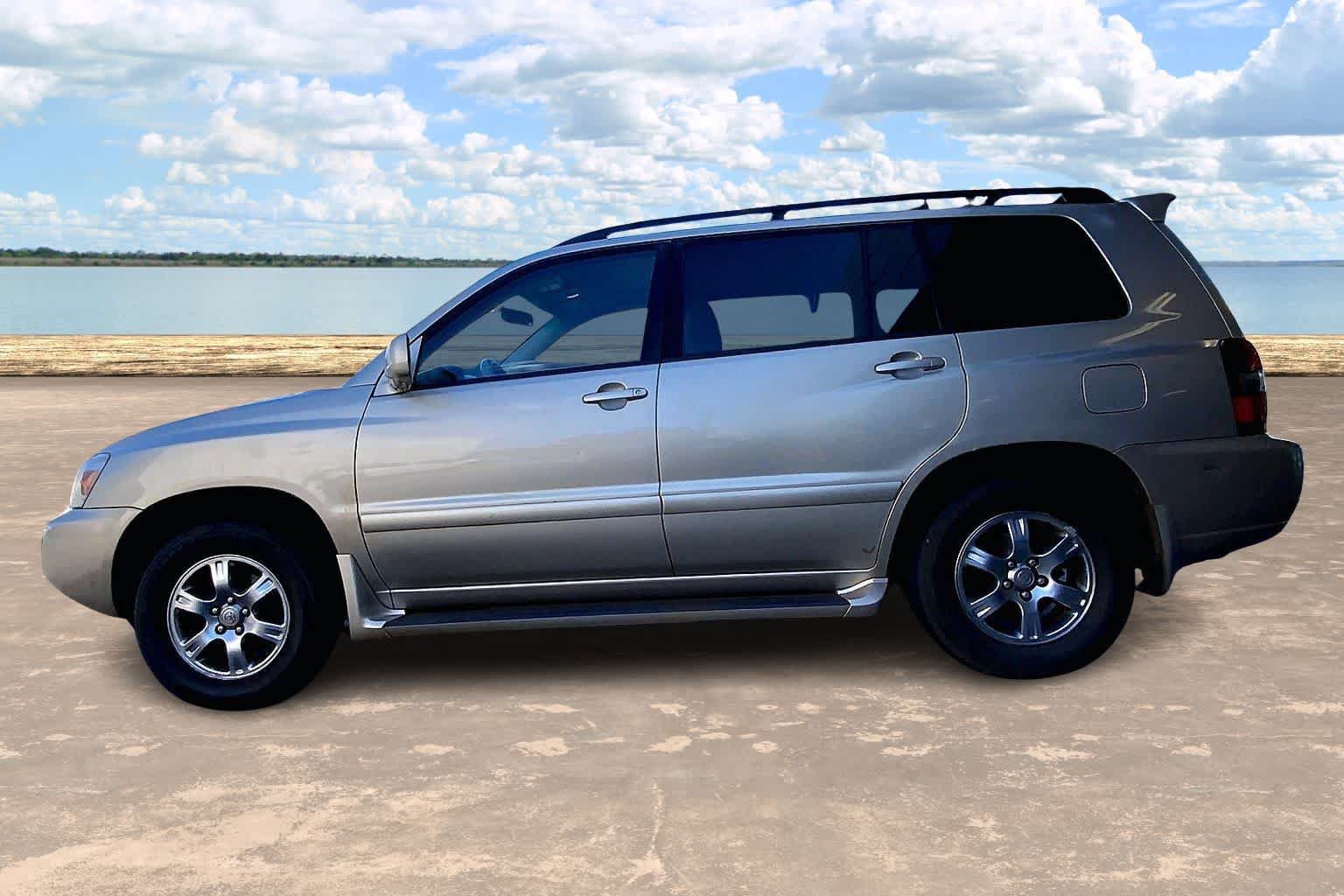 Used 2005 Toyota Highlander 4WD V6 w/ 3rd Row image 3
