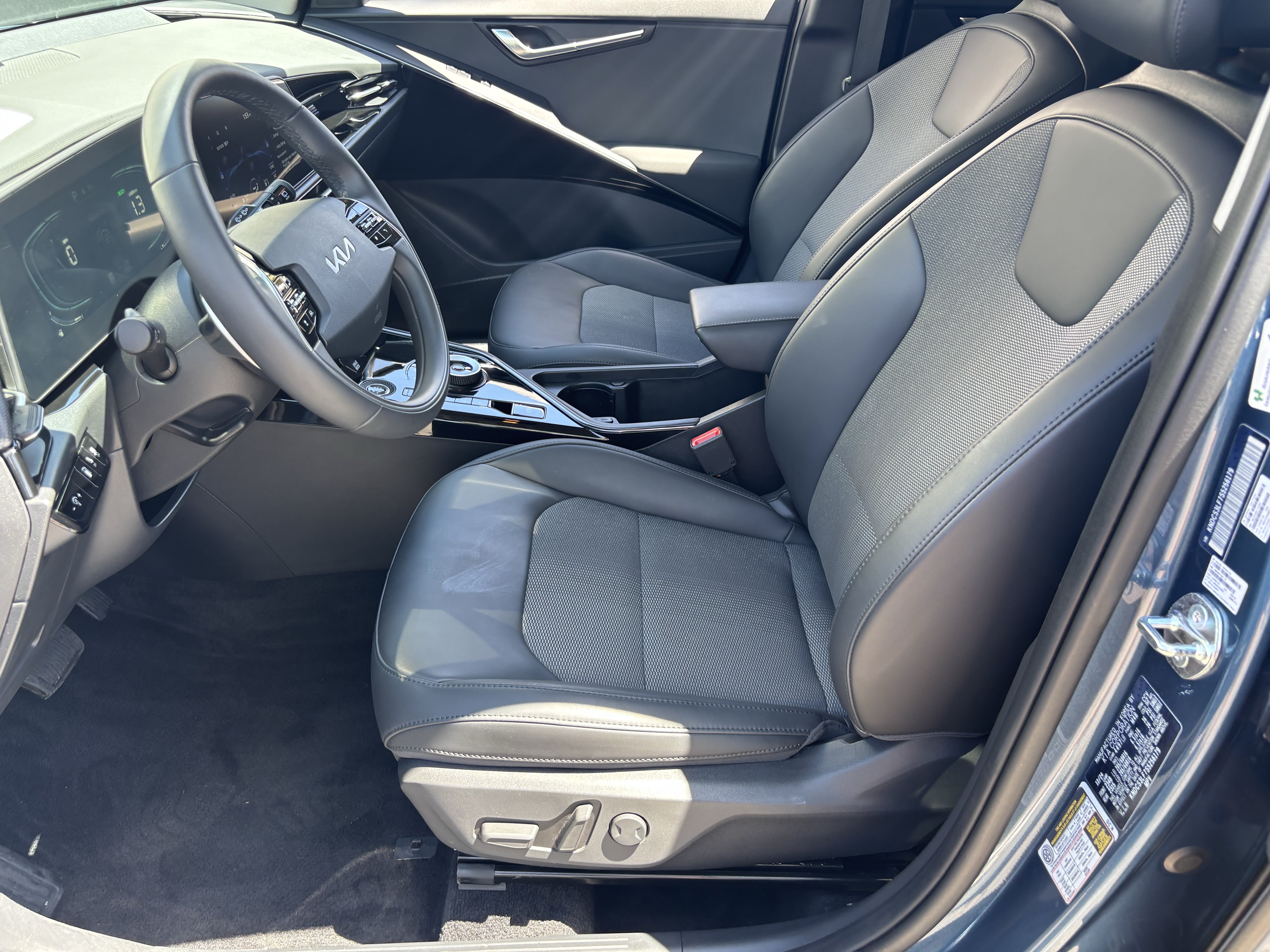 Certified 2025 Kia Niro EX FWD image 17
