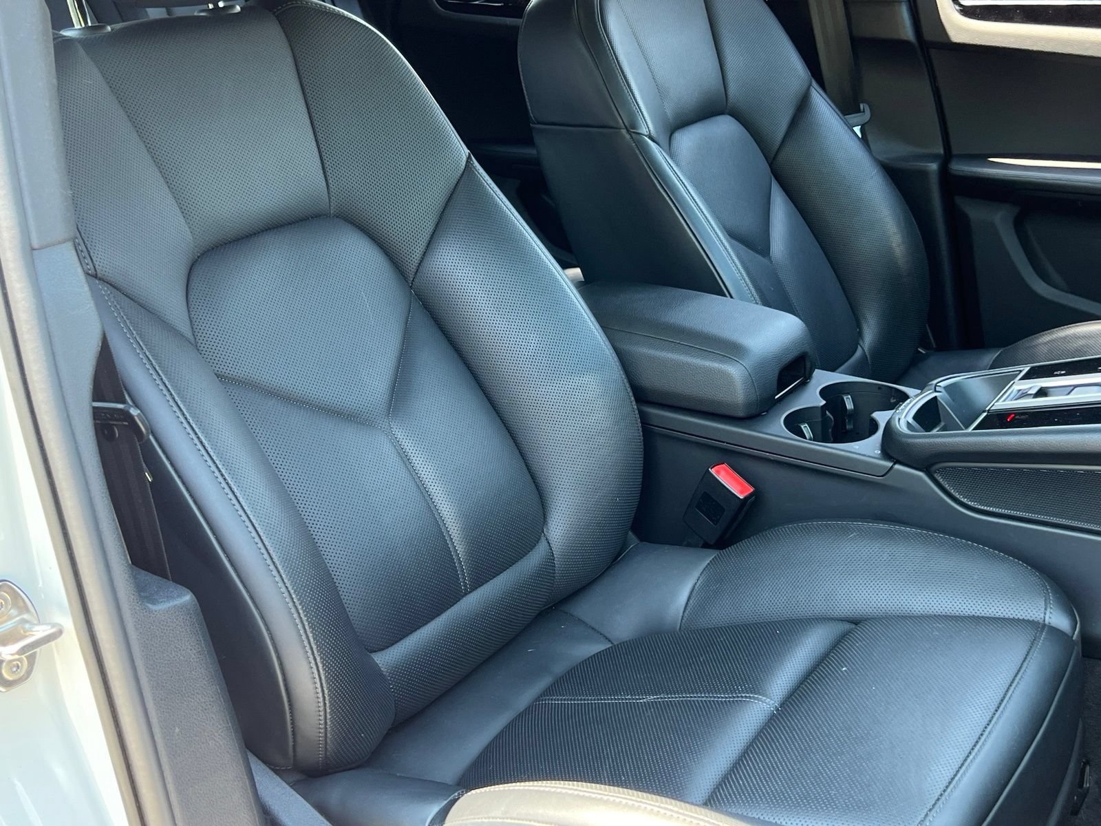 Certified 2024 Porsche Macan AWD/4WD image 17