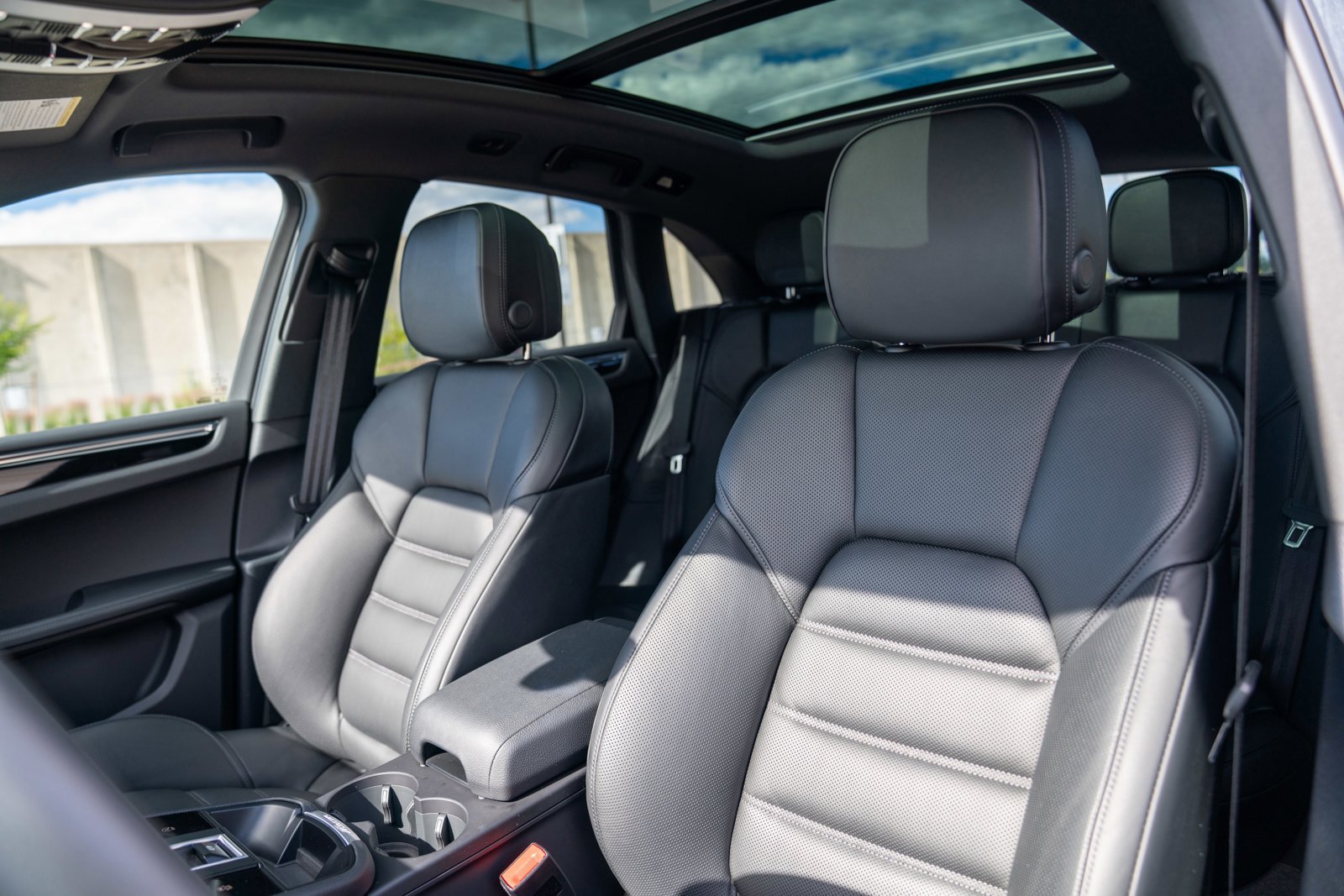 Certified 2026 Porsche Macan AWD/4WD image 5