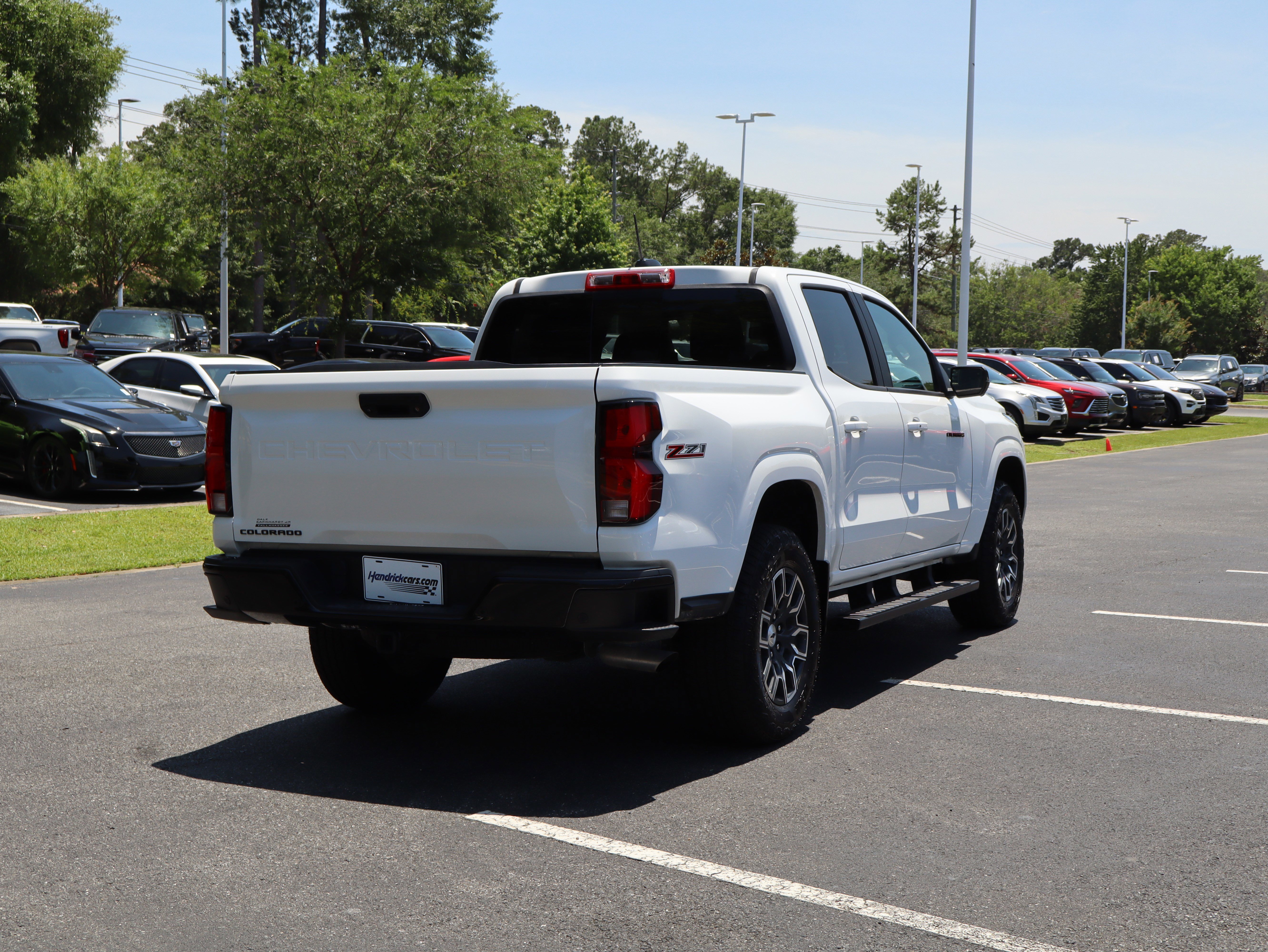 Used 2025 Chevrolet Colorado Z71 w/ Technology Package AWD/4WD image 9