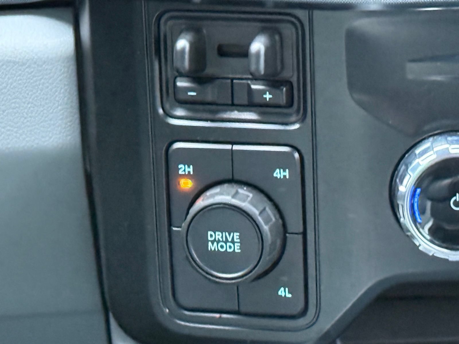 Used 2024 Ford F350 Limited w/ FX4 Off-Road Package AWD/4WD image 27