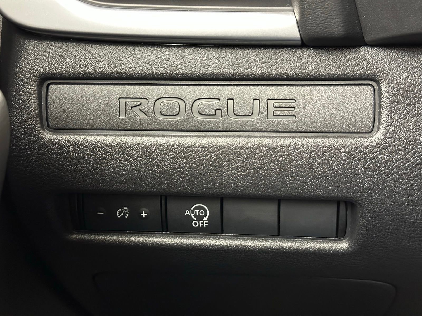 Used 2025 Nissan Rogue S image 18