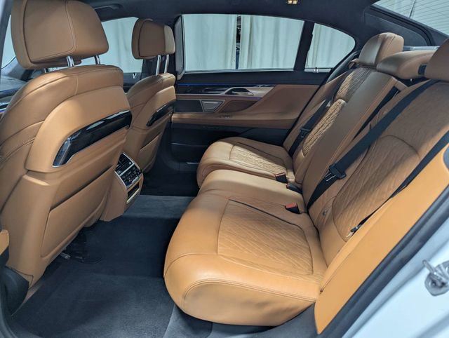 Used 2021 BMW 750i xDrive w/ Luxury Rear Seating Package image 9