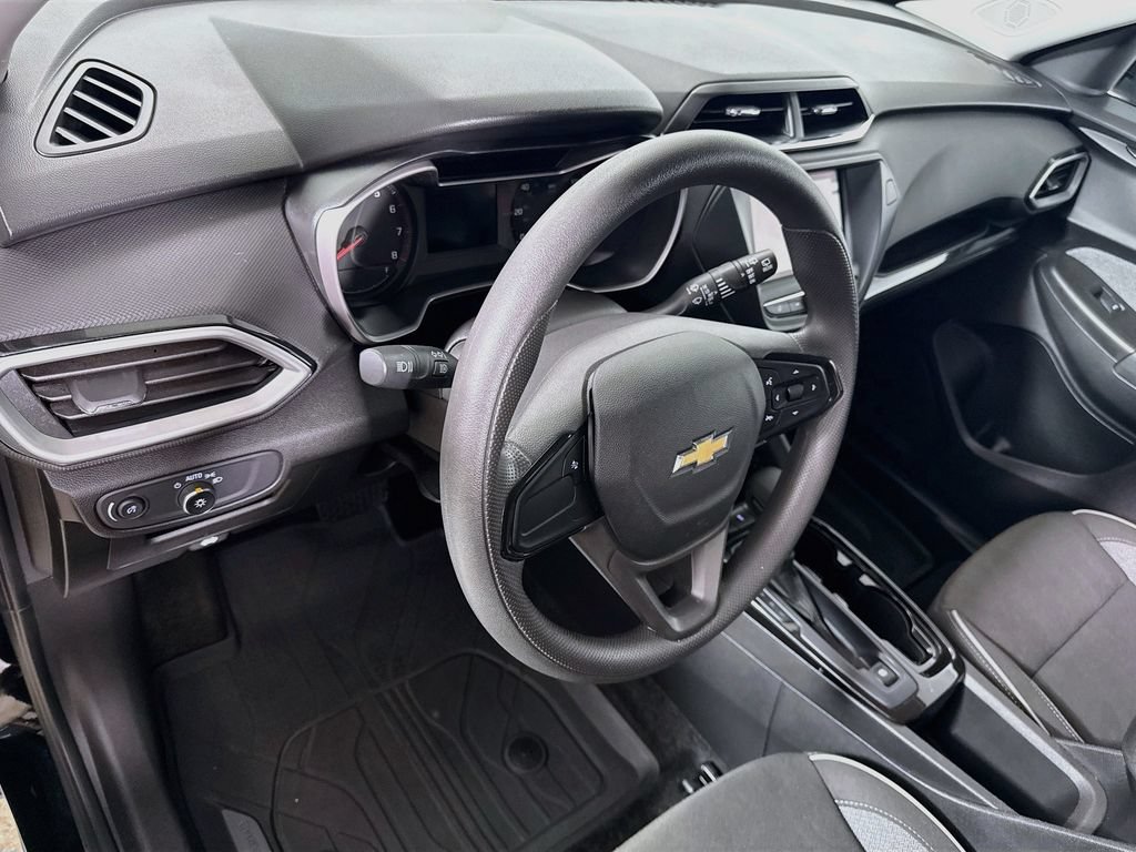 Used 2023 Chevrolet TrailBlazer LS w/ LPO, Blackout Package FWD image 9