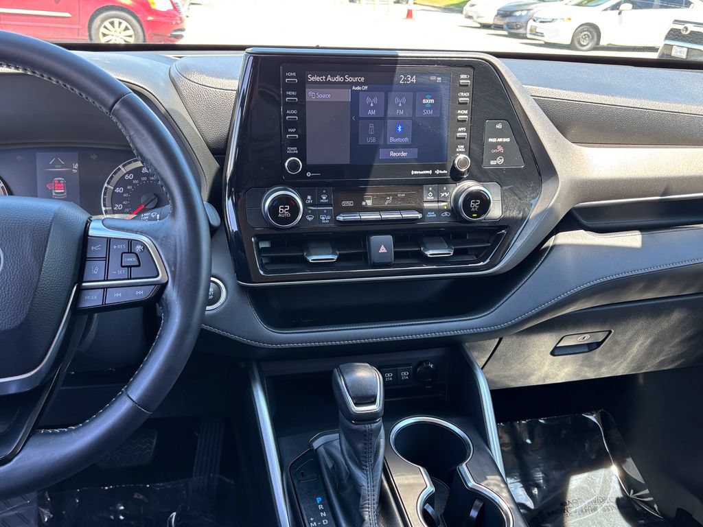 Used 2020 Toyota Highlander LE AWD/4WD image 23