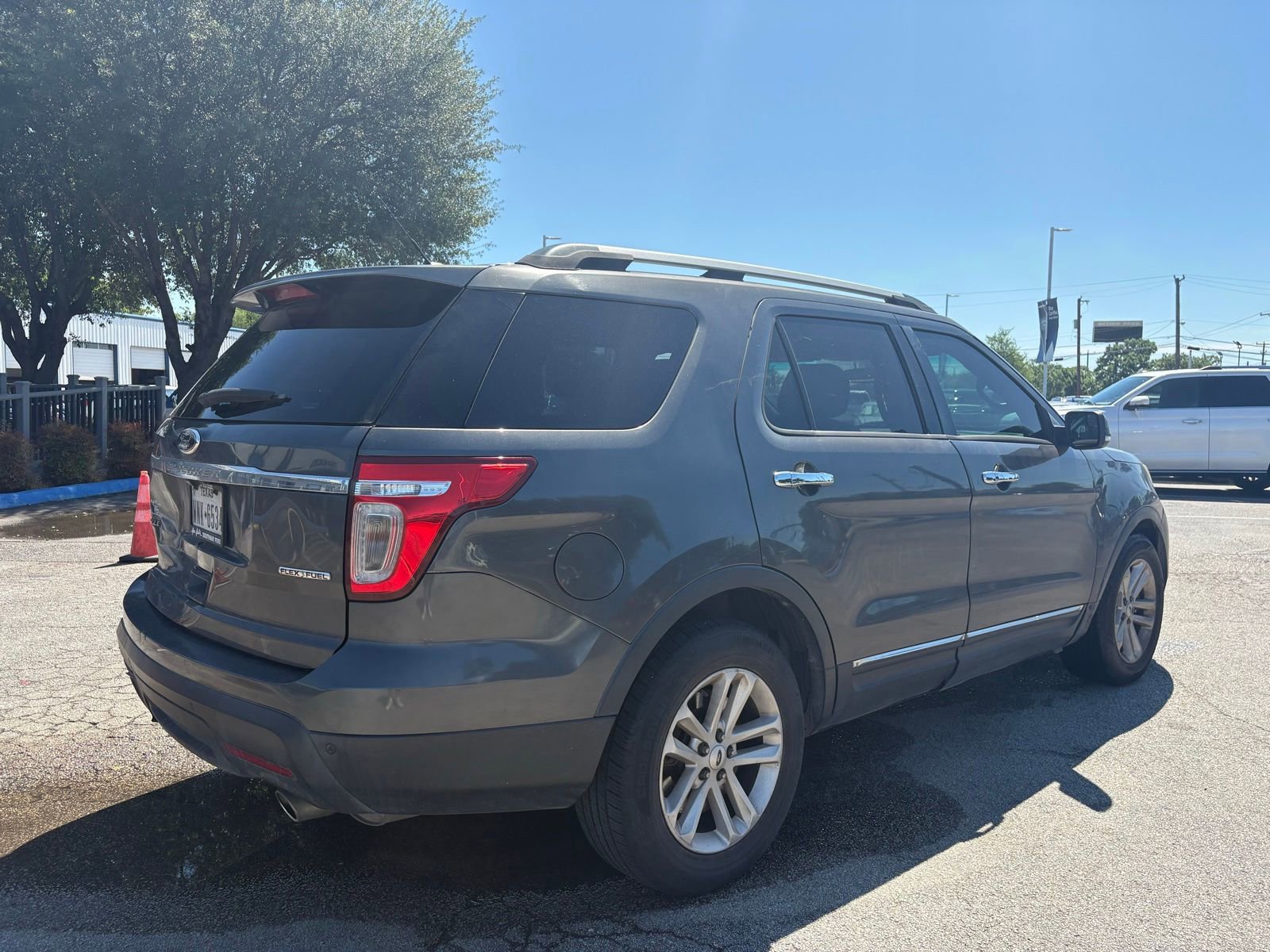 Used 2015 Ford Explorer XLT w/ Equipment Group 202A FWD image 3