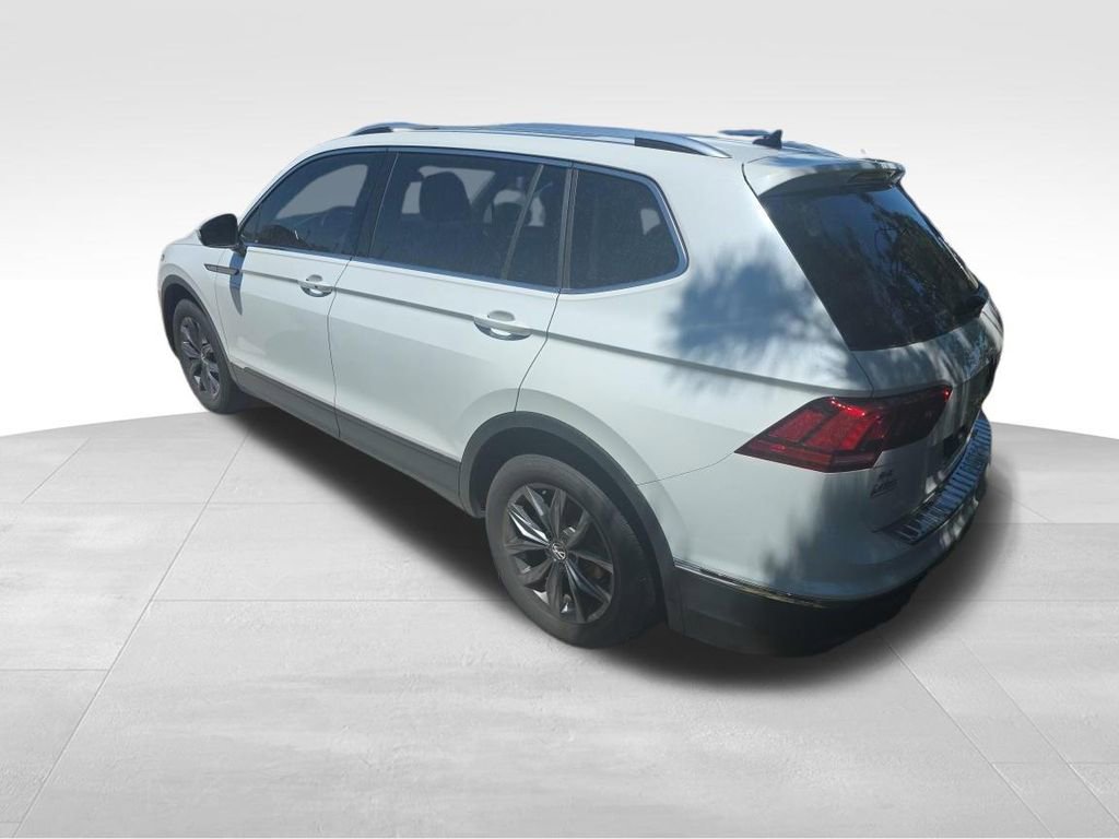 Used 2023 Volkswagen Tiguan SE w/ Panoramic Sunroof Package FWD image 3