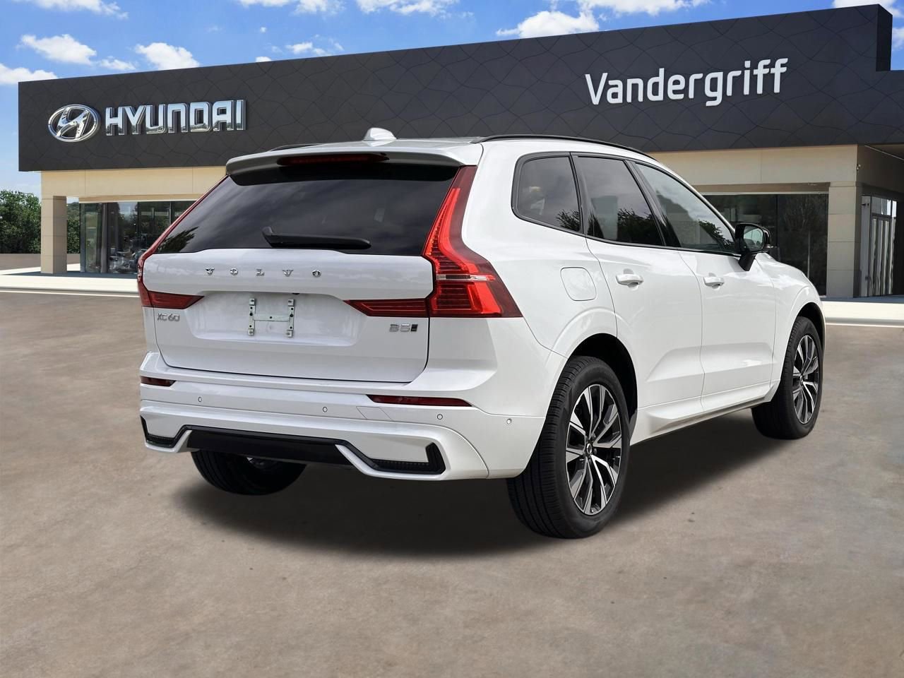 Used 2025 Volvo XC60 B5 Plus image 12