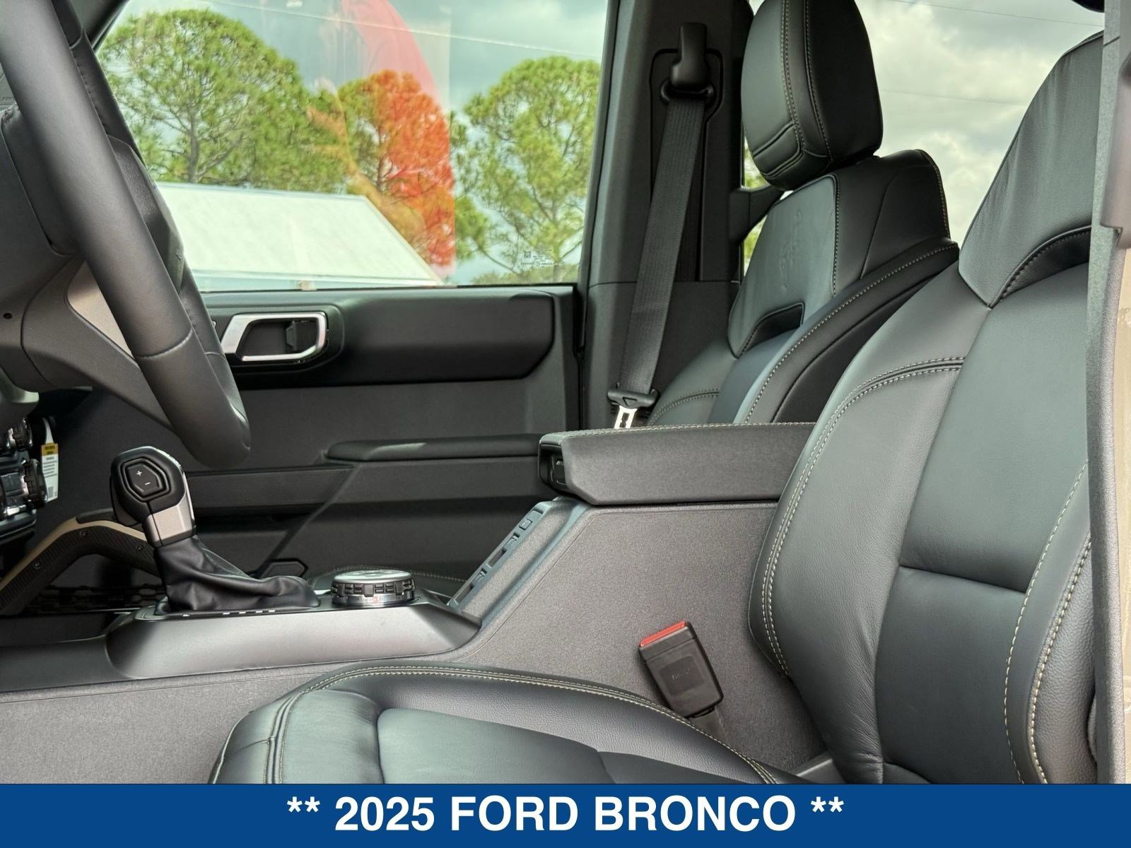 Used 2025 Ford Bronco Badlands AWD/4WD image 46