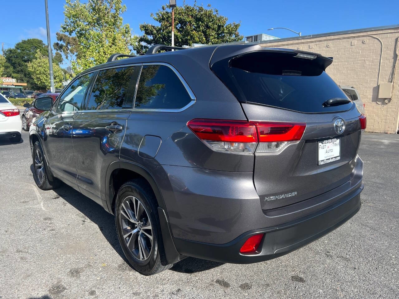Used 2019 Toyota Highlander LE w/ Carpet Mat Package (TMS) FWD image 3
