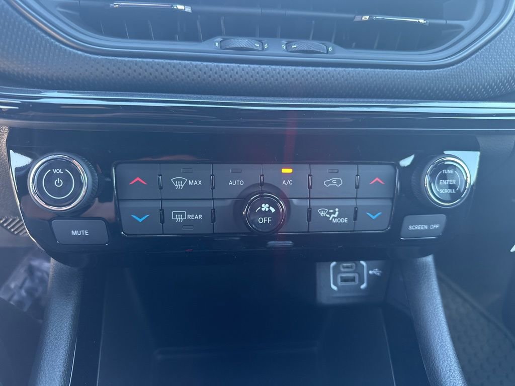 New 2025 Jeep Compass Latitude w/ Sun & Sound Group image 19