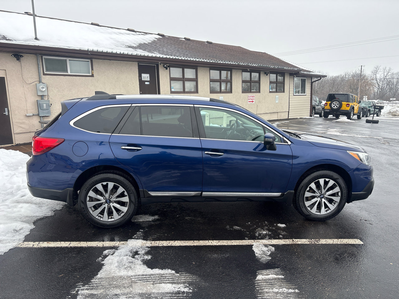 Used 2017 Subaru Outback 2.5i Touring image 2