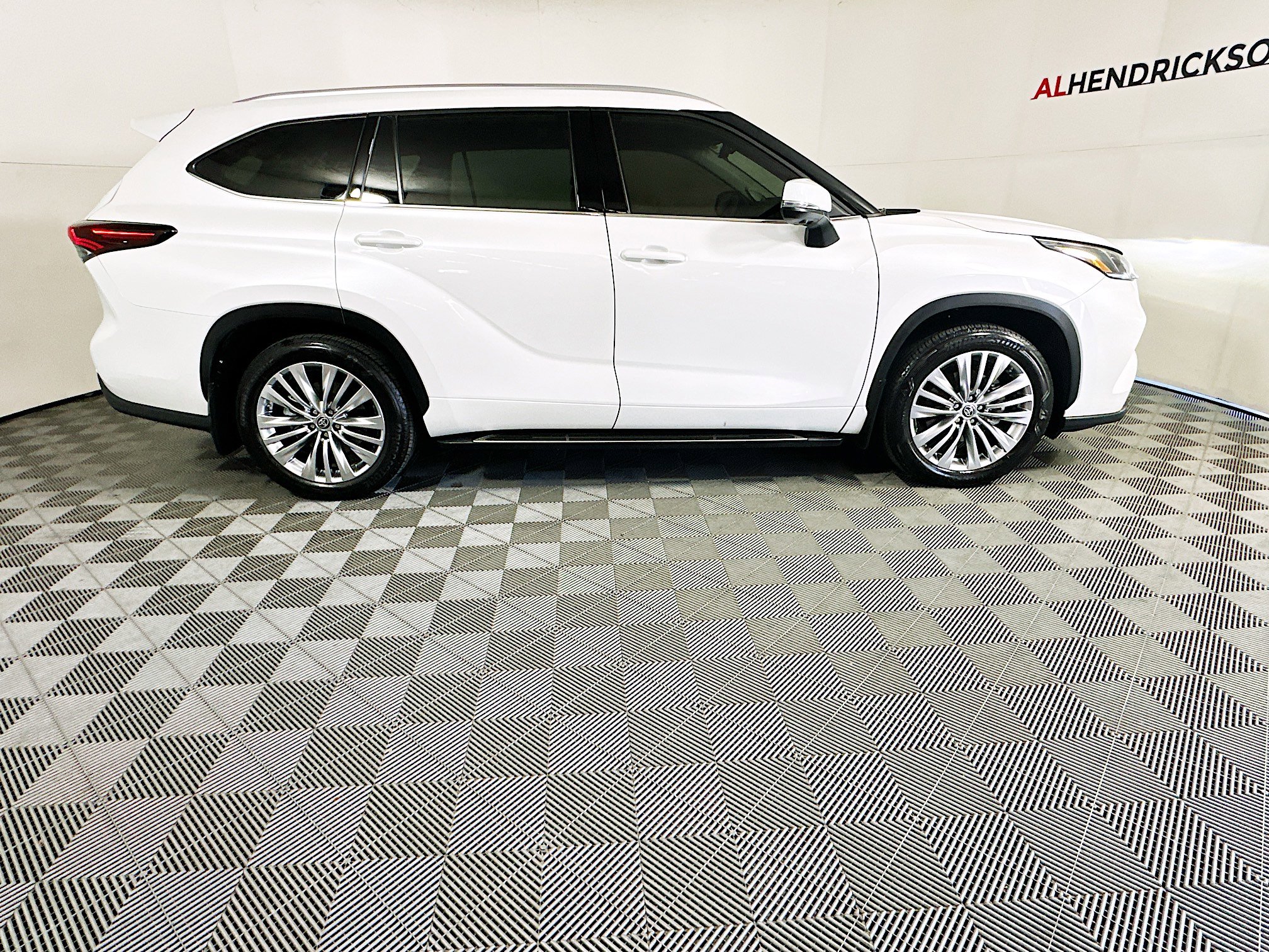 Used 2025 Toyota Highlander Platinum image 2
