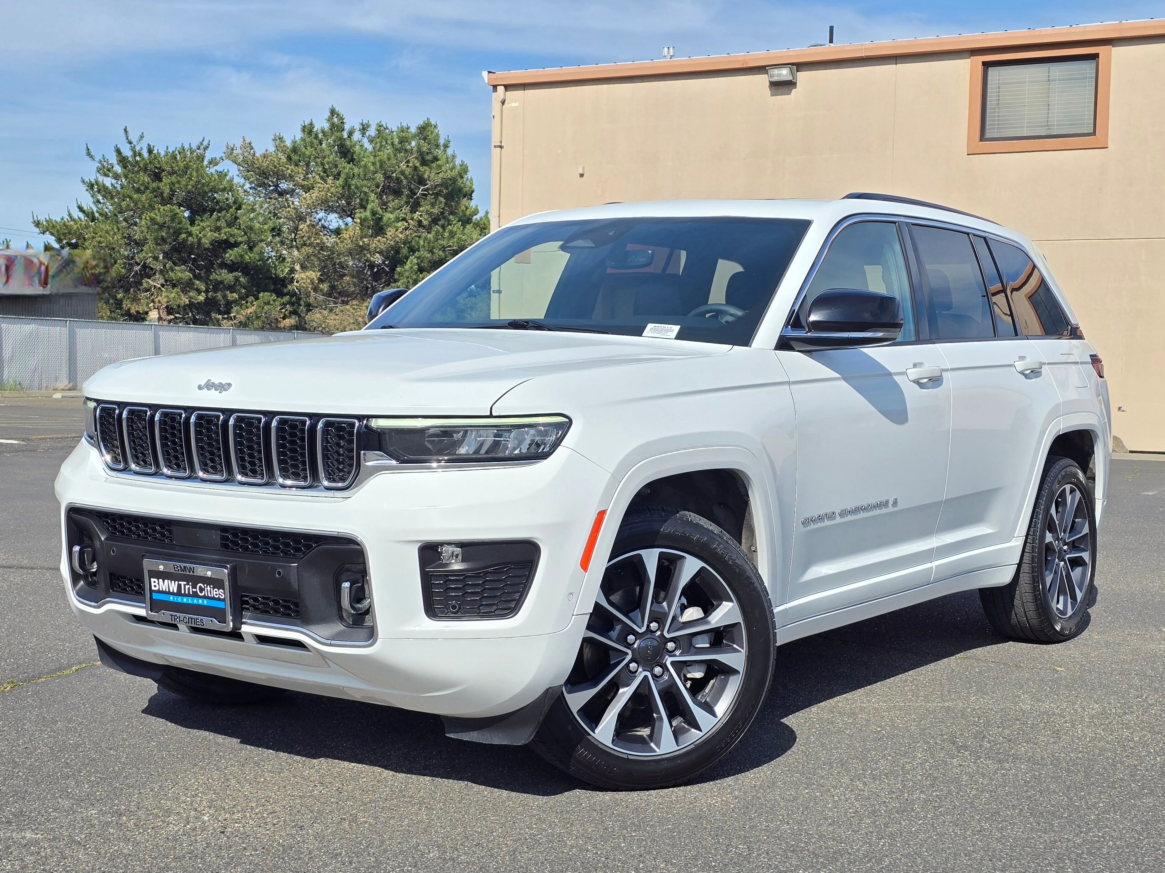 Used 2024 Jeep Grand Cherokee Overland AWD/4WD image 33