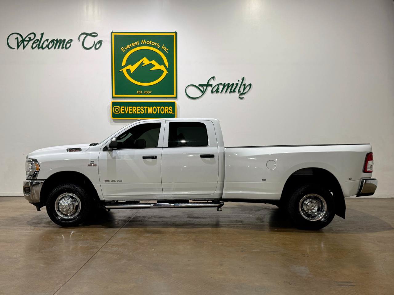 Used 2022 RAM 3500 Tradesman w/ Chrome Appearance Group AWD/4WD image 5