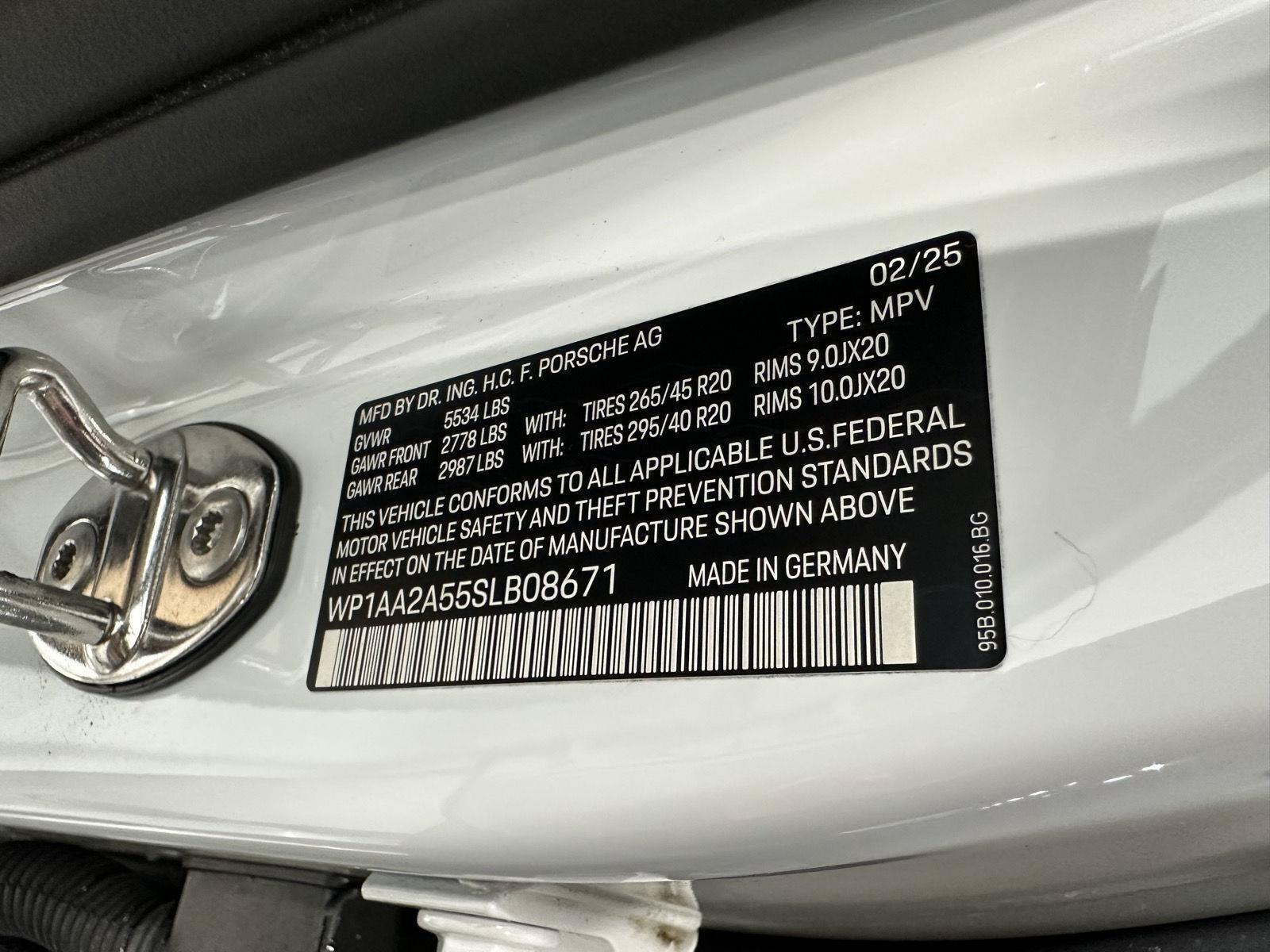Certified 2025 Porsche Macan AWD/4WD image 18