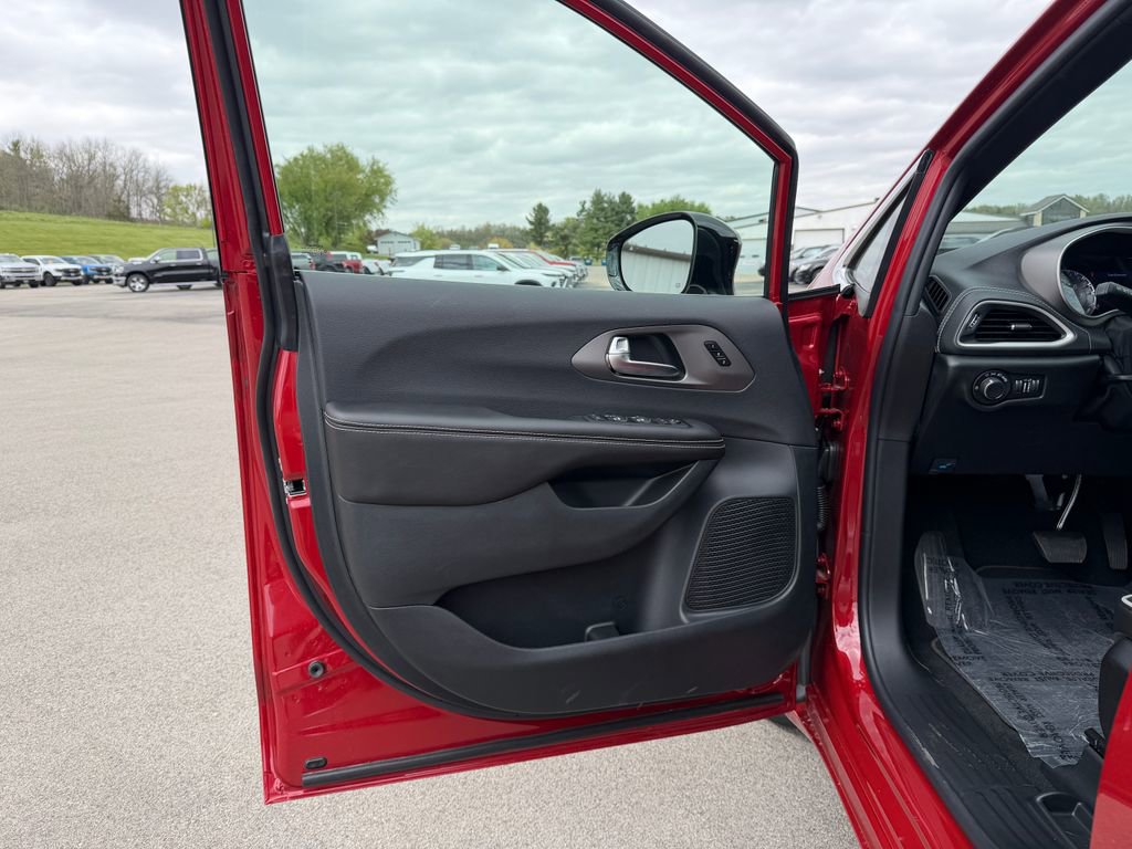 New 2027 Chrysler Pacifica Limited AWD/4WD image 14