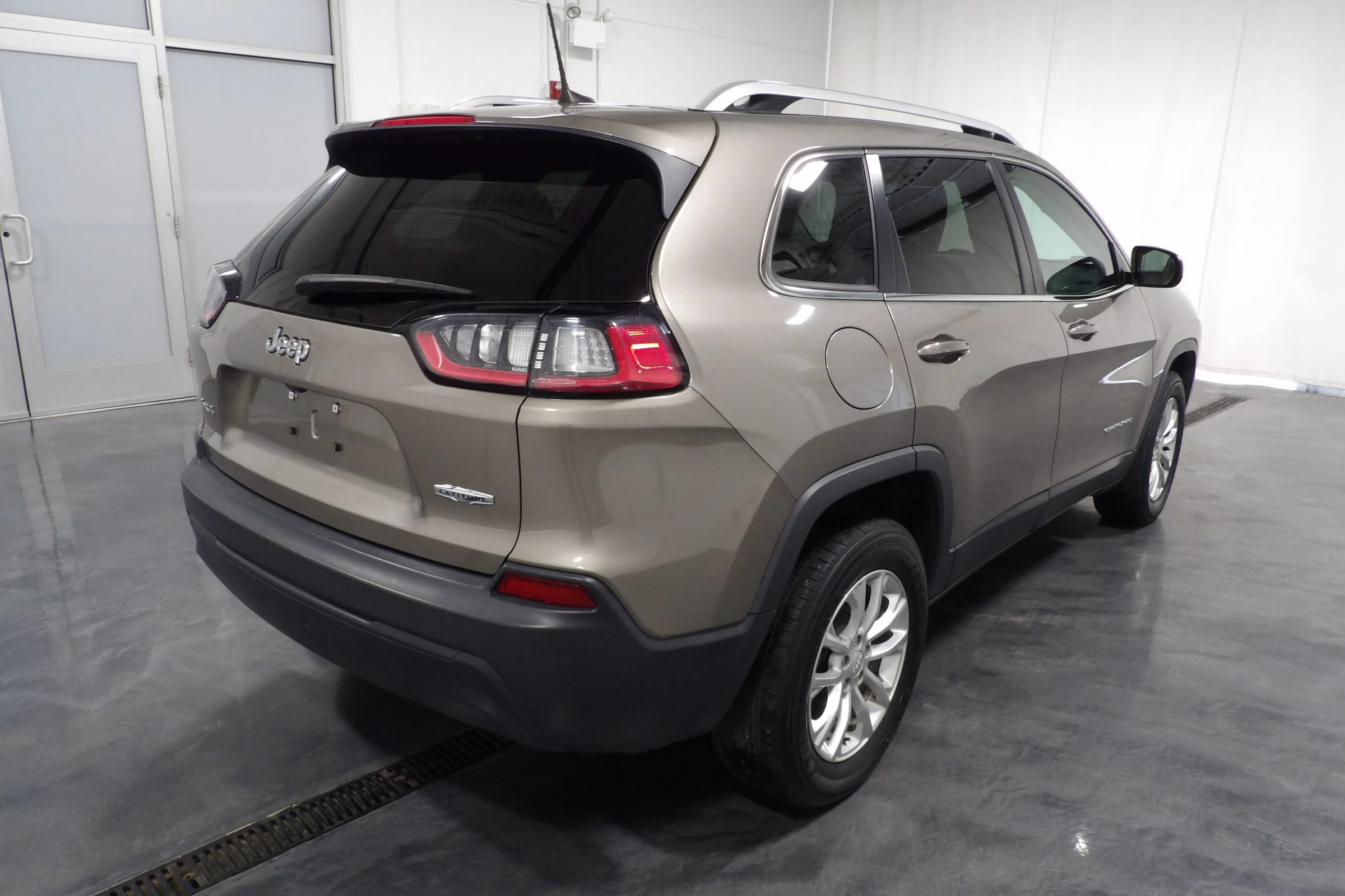 Used 2019 Jeep Cherokee Latitude w/ Cold Weather Group AWD/4WD image 4
