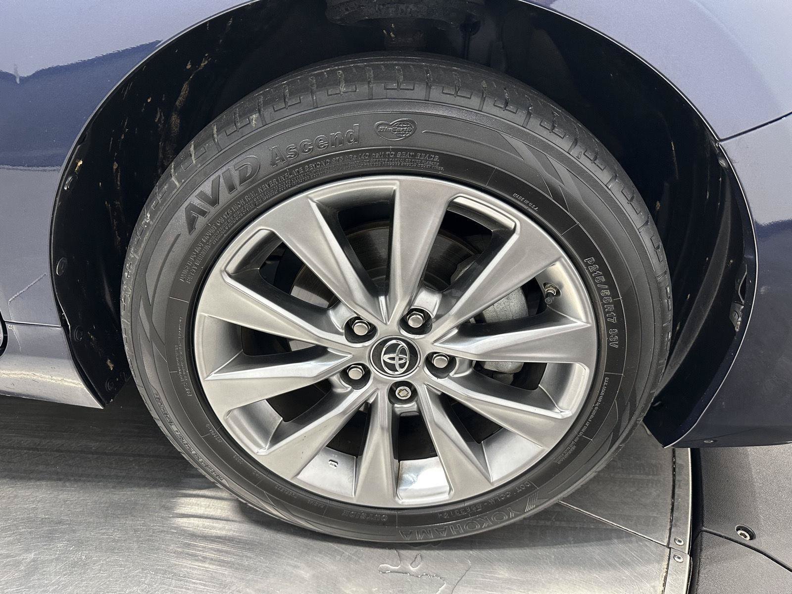 Used 2017 Toyota Camry XLE w/ Moonroof Package FWD image 9