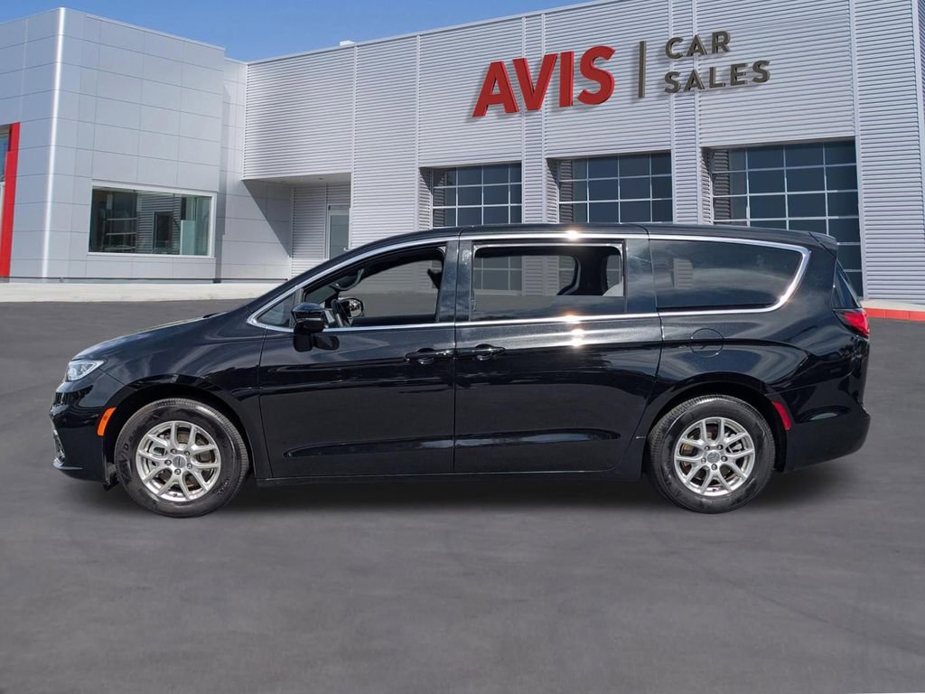 Used 2025 Chrysler Pacifica Select FWD image 10