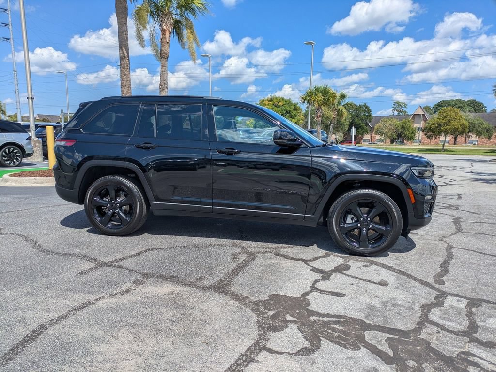Used 2023 Jeep Grand Cherokee Limited w/ Black Appearance Package AWD/4WD image 3