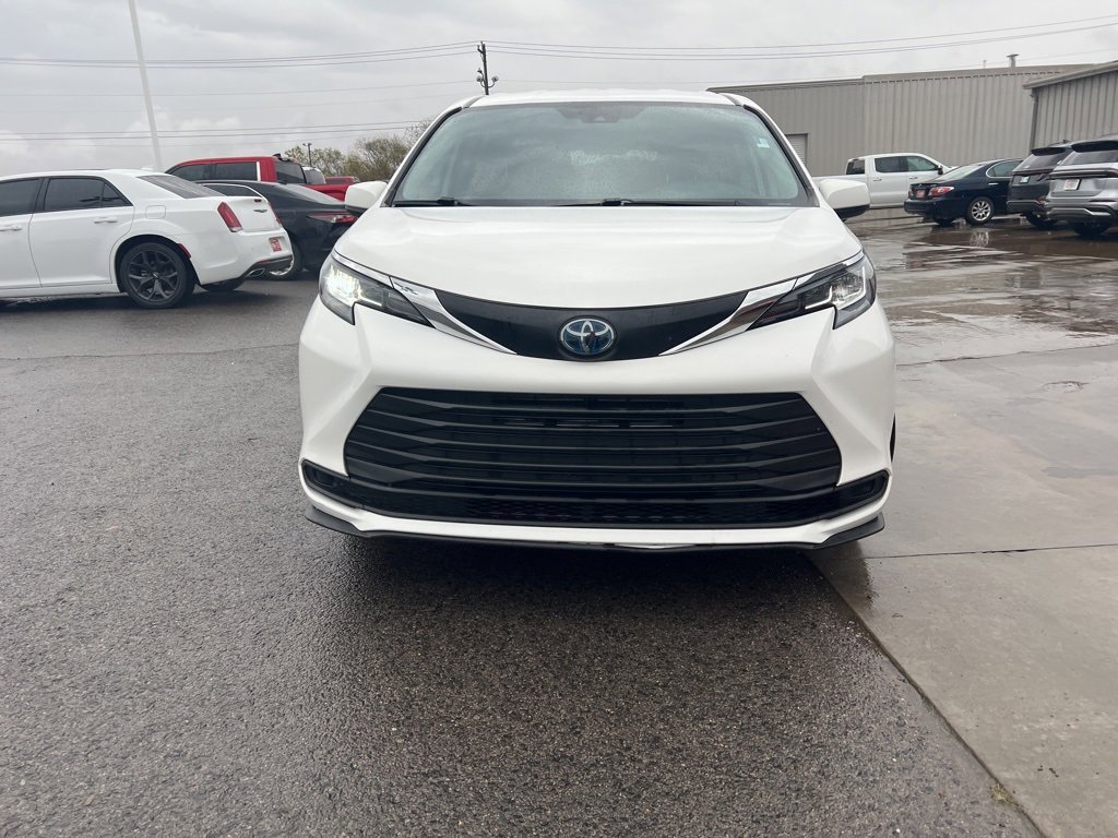 Used 2021 Toyota Sienna LE image 2