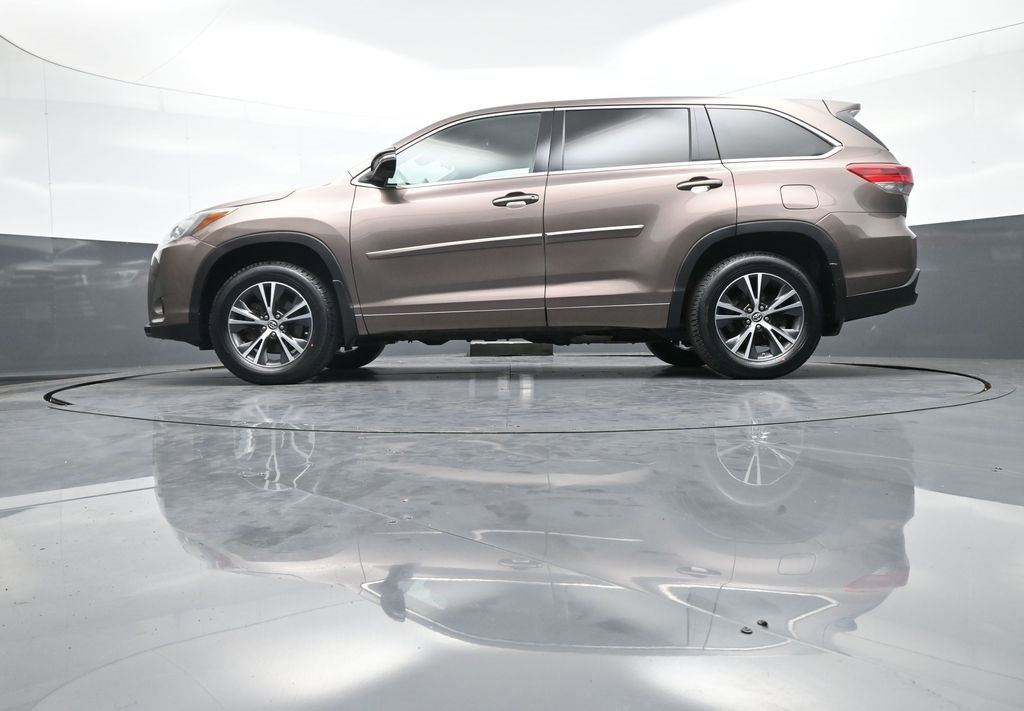 Certified 2018 Toyota Highlander LE image 33
