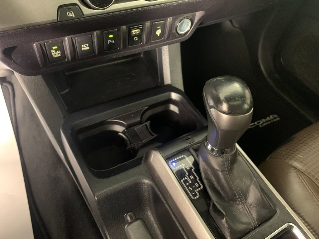 Used 2016 Toyota Tacoma Limited w/ Towing Package image 25