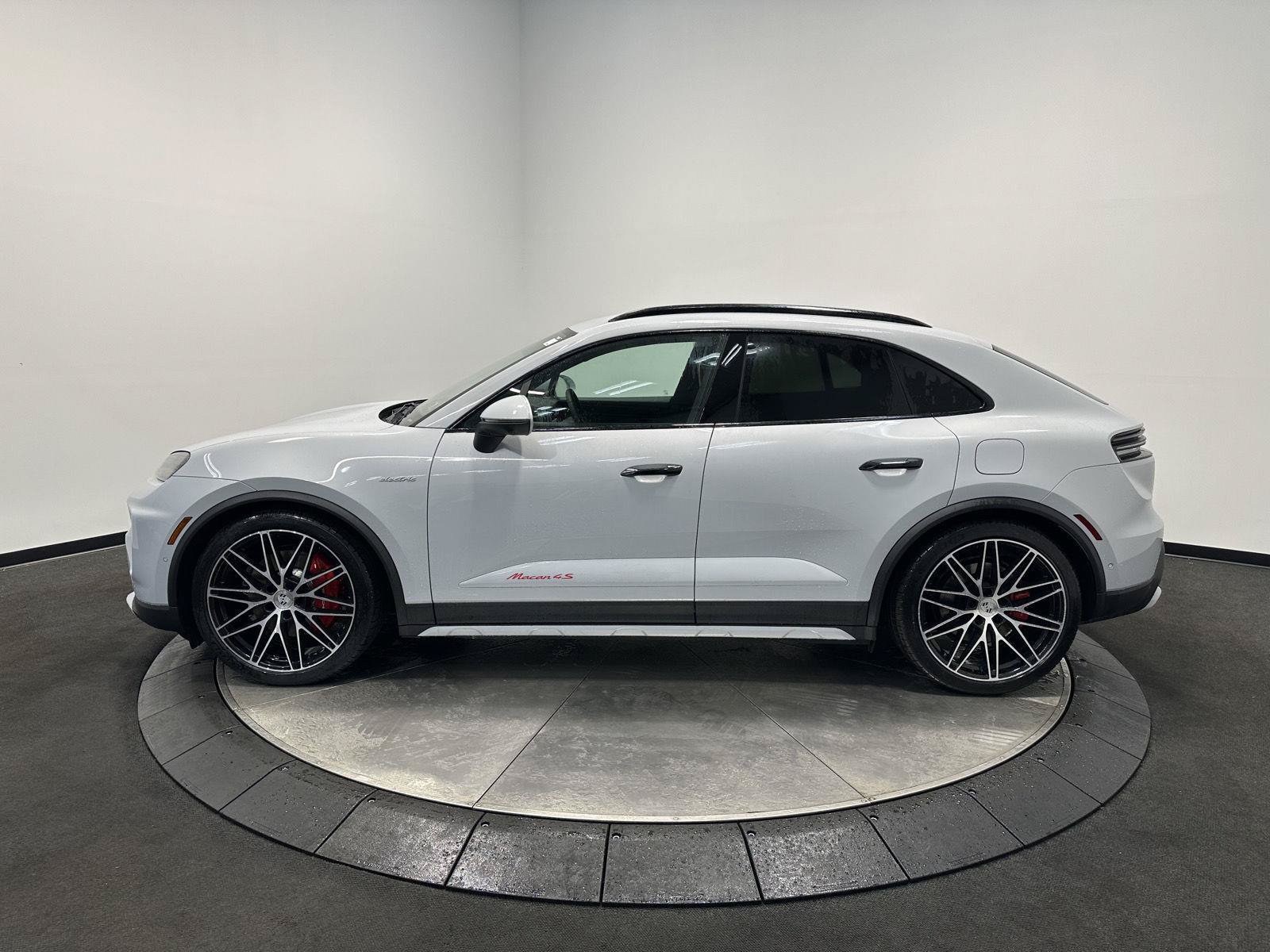 New 2026 Porsche Macan 4S Electric AWD/4WD image 2