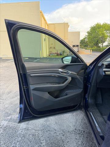 Used 2021 Audi e-tron Premium w/ Convenience Plus Package image 21