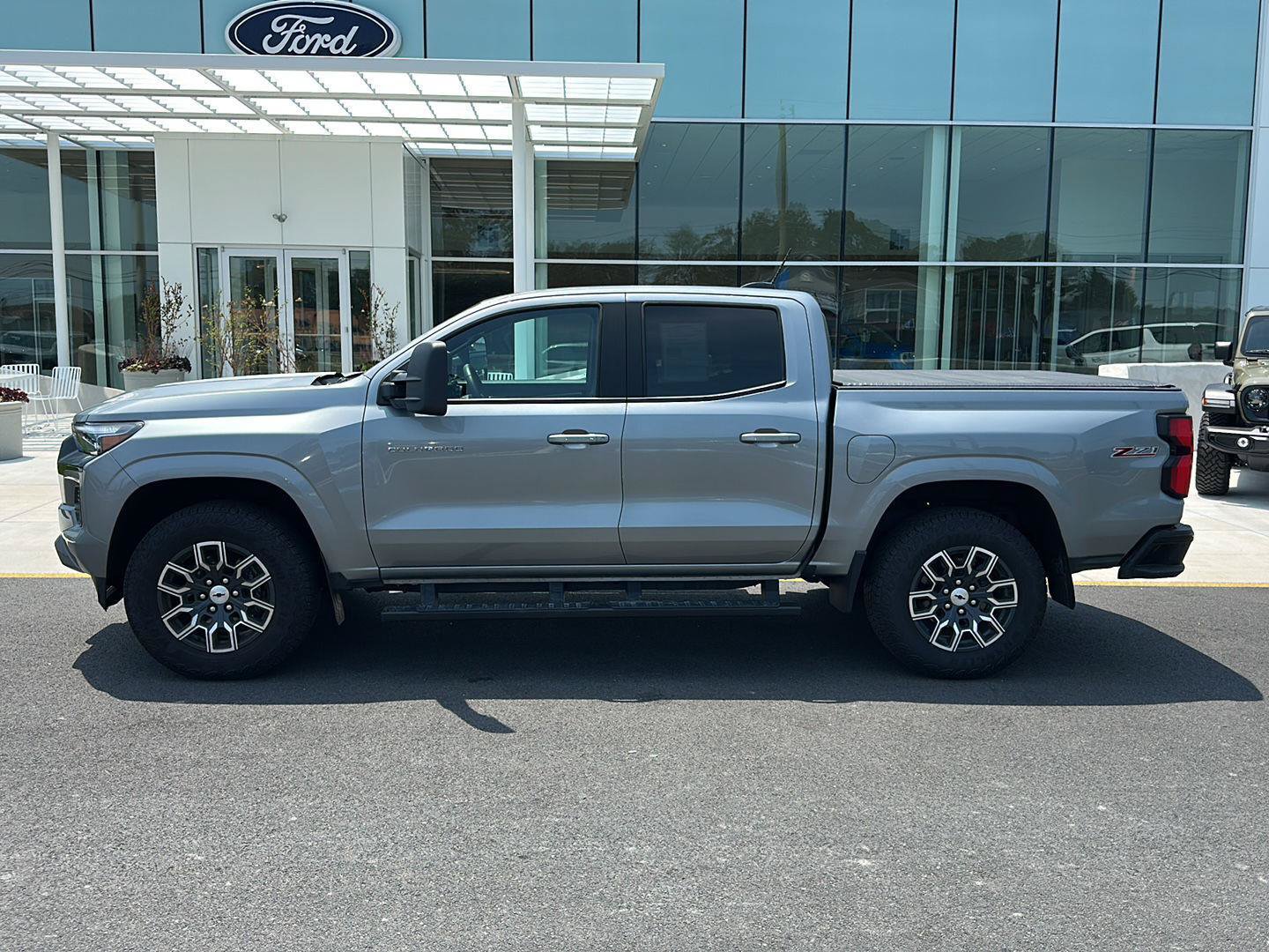 Used 2025 Chevrolet Colorado Z71 w/ Technology Package AWD/4WD image 8