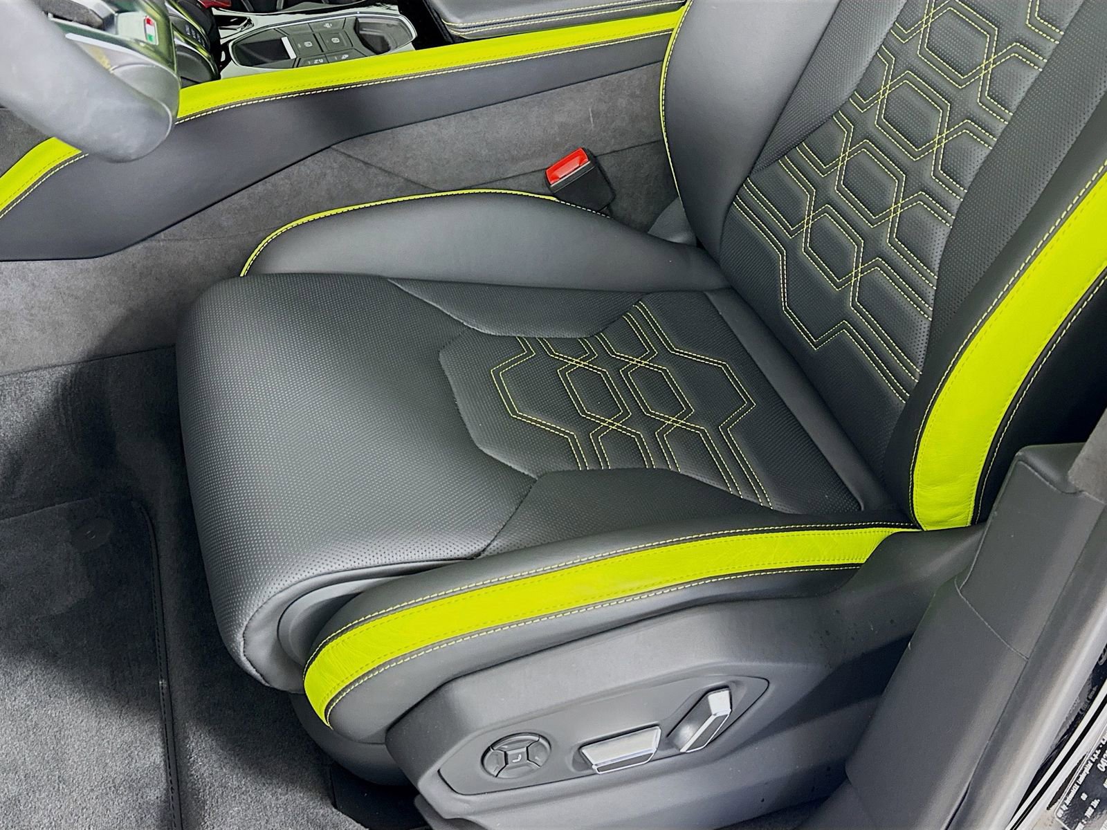 Used 2025 Lamborghini Urus SE image 18